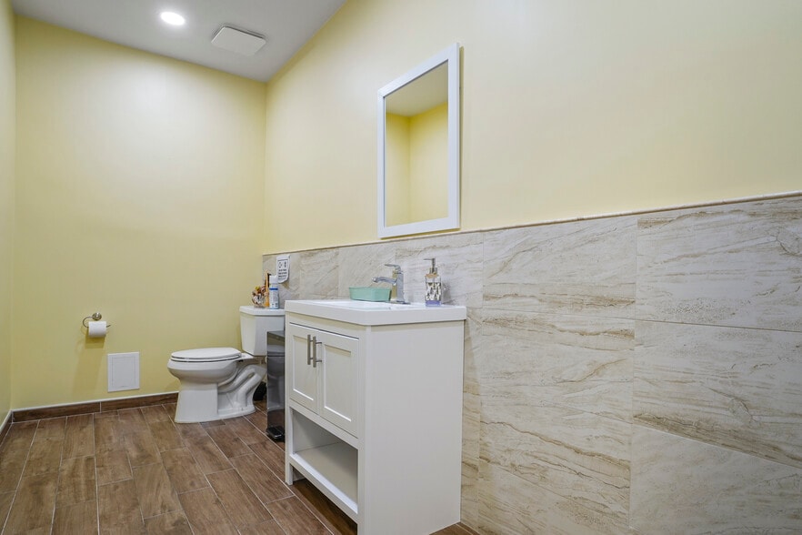 More Photos Of 283 N Broad St, Elizabeth Freestanding For Lease