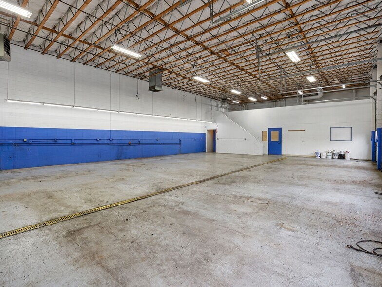 More Photos Of 6691 SE Tualatin Valley Hwy, Hillsboro Auto Repair For Lease