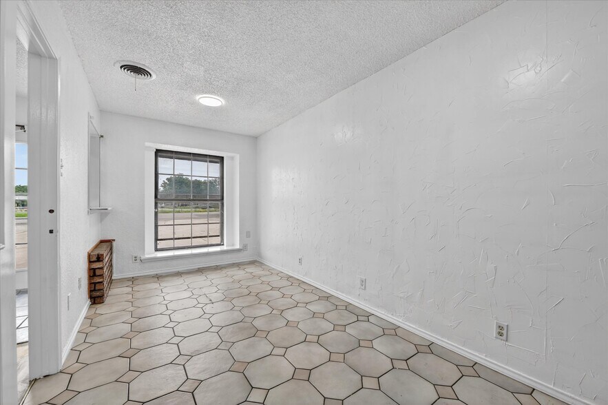 More Photos Of 936 E Highway 199, Springtown Freestanding For Sale