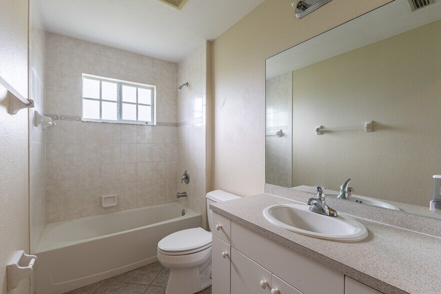 More Photos Of 717 SE 8th St, Cape Coral Apartments For Sale