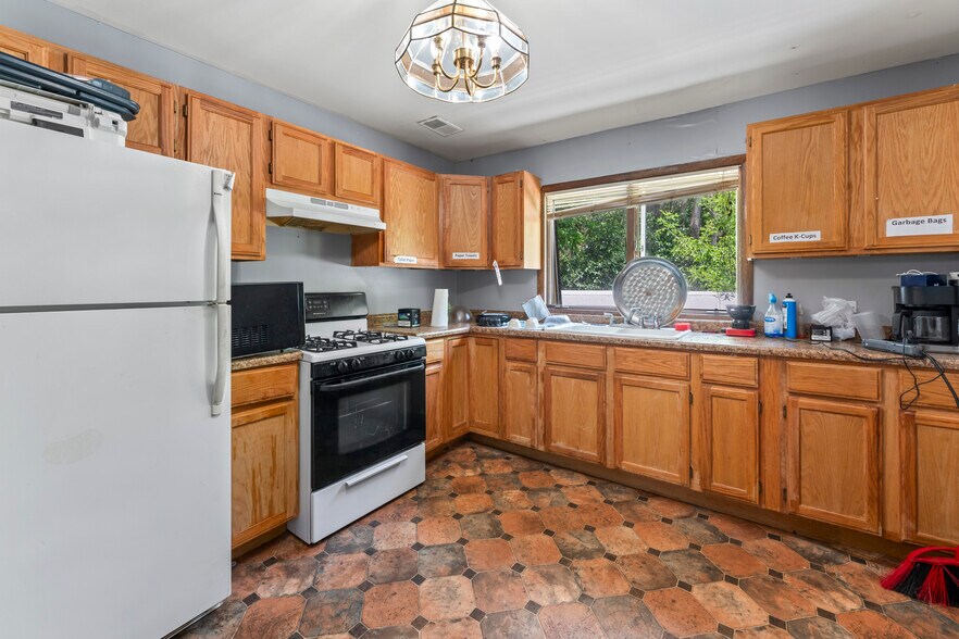 More Photos Of 10140 S Roberts Rd, Palos Hills Bar For Sale