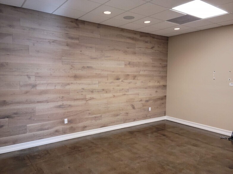More Photos Of 2805 S Horseshoe Dr, Naples Showroom For Lease