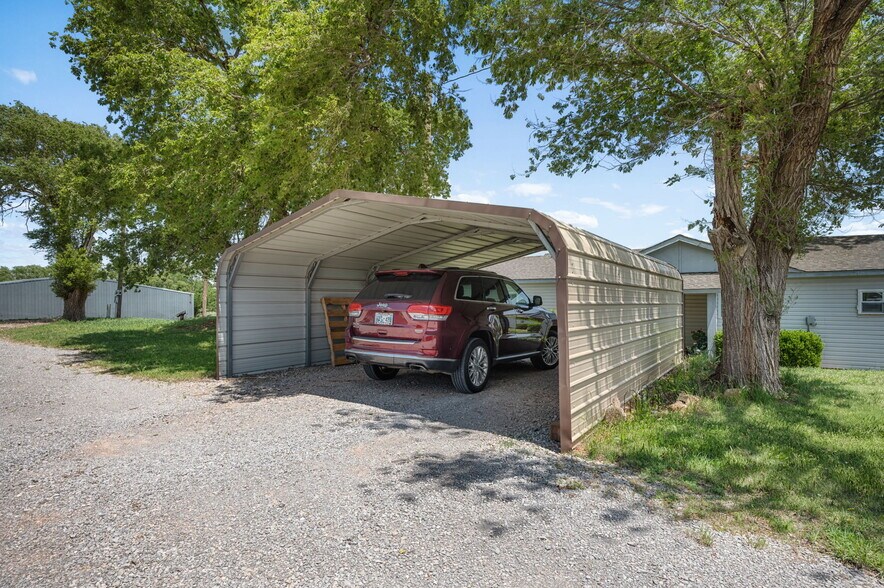 More Photos Of 10277 N 2130 Rd, Foss Convenience Store For Sale