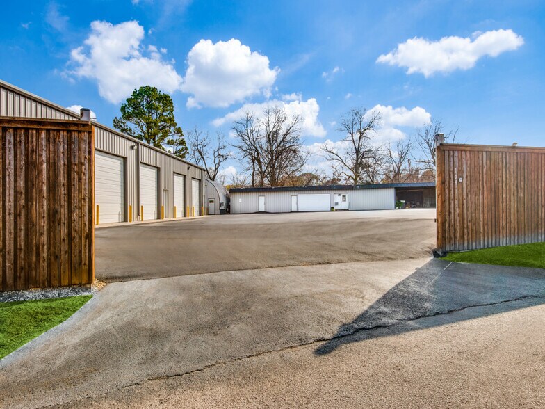 More Photos Of 708 E Hundley Dr, Lake Dallas Warehouse For Lease