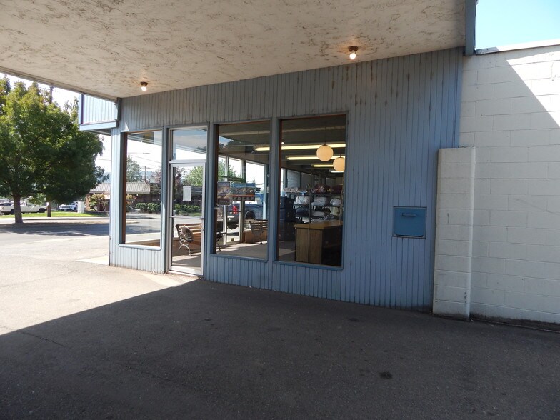 More Photos Of 470 NE Garden Valley Blvd, Roseburg Storefront Retail Office For Sale