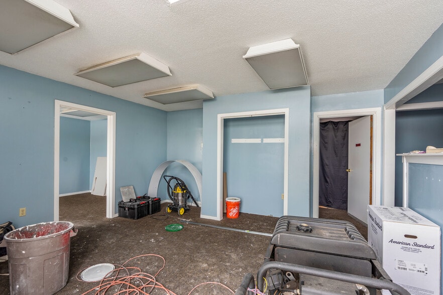 More Photos Of 34 Patria Rd, South Windsor Flex For Lease