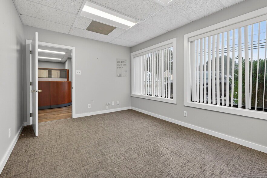 More Photos Of 113 Lafayette Rd, Hampton Falls Light Manufacturing For Lease