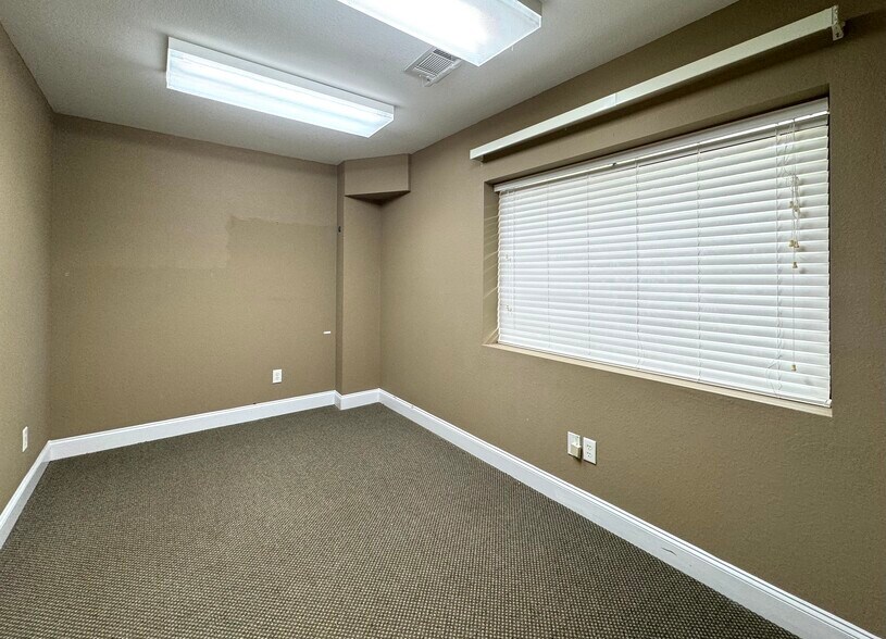 More Photos Of 144 Commerce Pky, Cornelia Flex For Sale