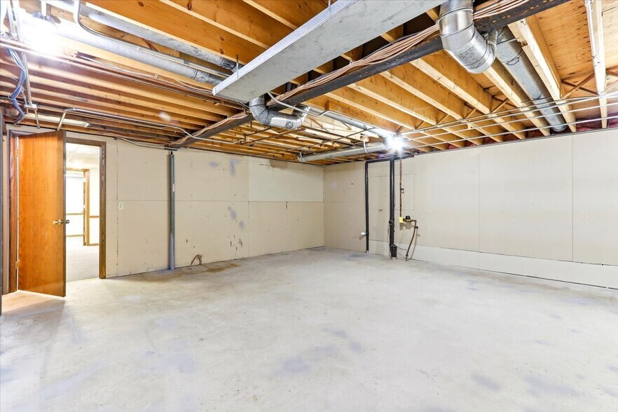 More Photos Of 1910 7th St S, Wisconsin Rapids Office For Sale