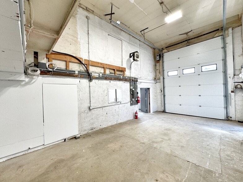 More Photos Of 16 Ruby St, Norwalk Manufacturing For Lease