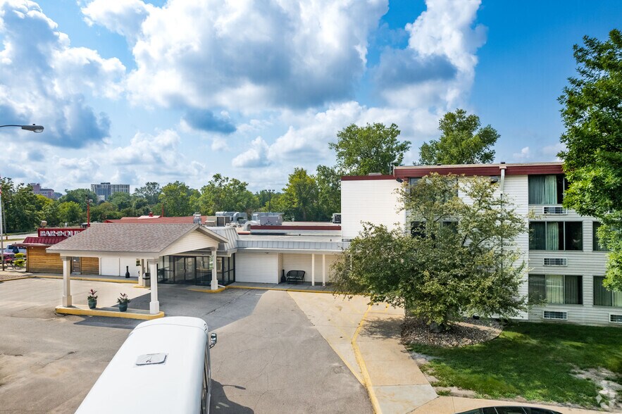 More Photos Of 435 16th Ave NW, Rochester Hotel For Sale