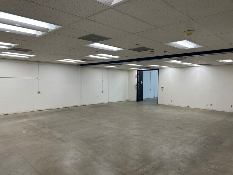 More Photos Of 6025 Yolanda Ave, Tarzana Warehouse For Lease