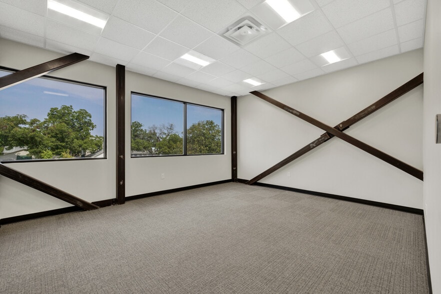 More Photos Of 207 E San Antonio St, New Braunfels Loft Creative Space For Lease