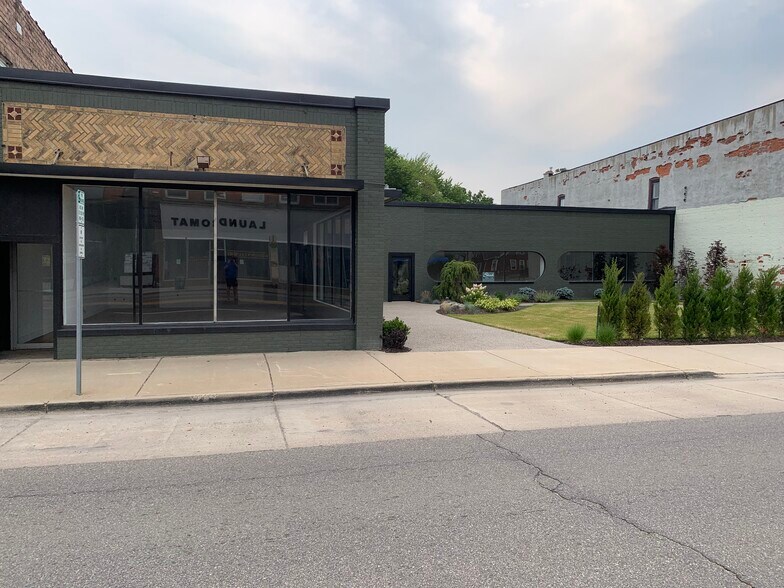 More Photos Of 804 W Main St, Owosso General Retail For Lease