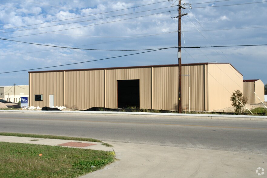 More Photos Of 2201 Patterson Industrial Dr, Pflugerville Warehouse For Lease