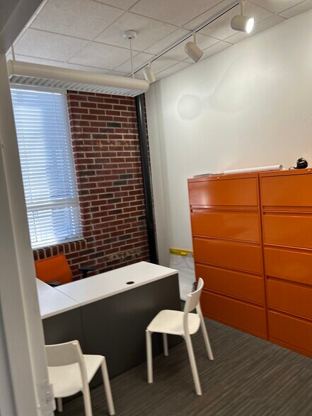 More Photos Of 1860 N Avenida Republica De Cuba, Tampa Office For Sale