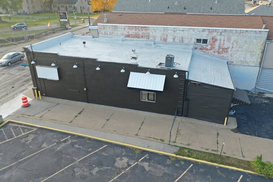 More Photos Of 213 E Washington St, East Peoria General Retail For Sale