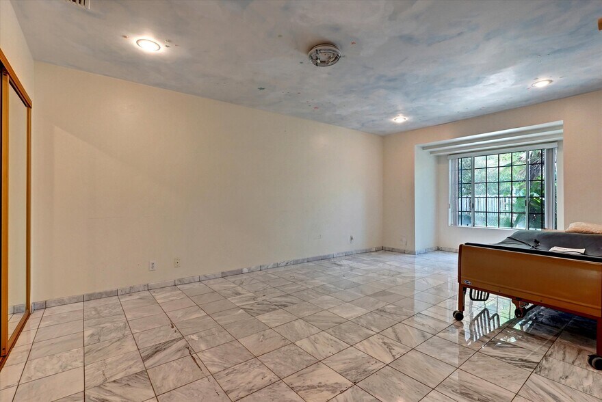 More Photos Of 4623 Hayvenhurst Ave, Encino Apartments For Sale