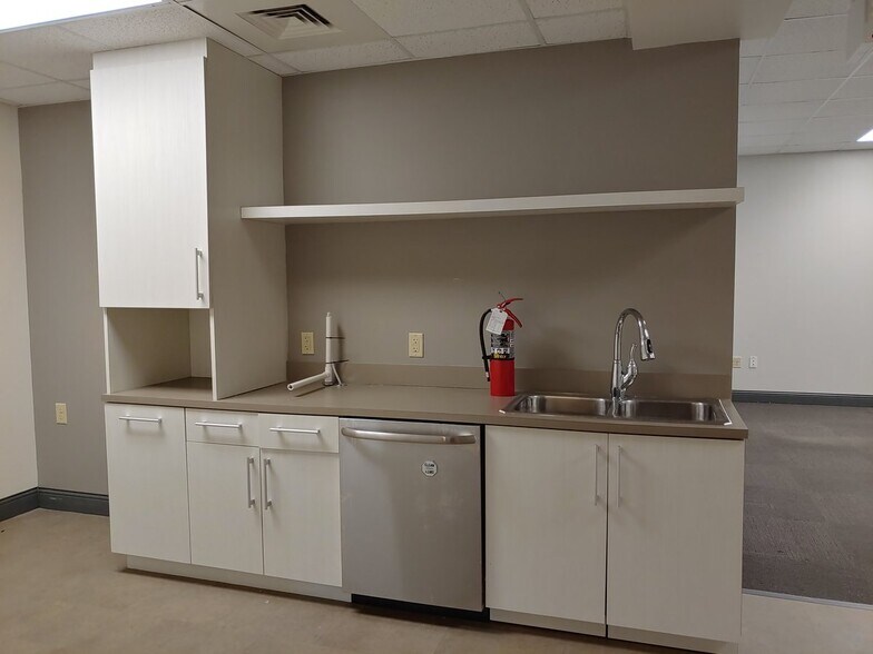 More Photos Of 2512 Independence Blvd, Wilmington Office For Lease
