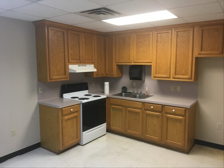 More Photos Of 5007 Highway 90 E, Broussard Light Distribution For Lease