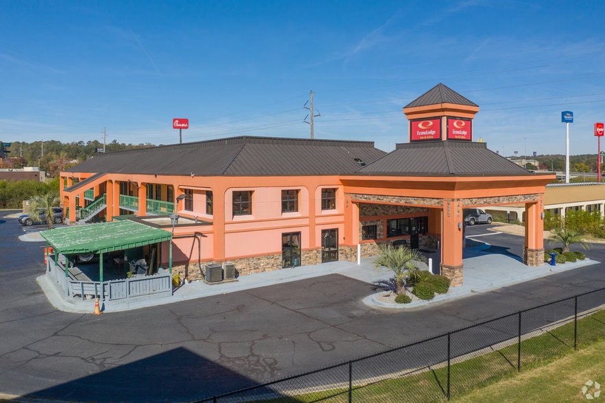 Primary Photo Of 130 Holiday Dr, Macon-Bibb Hotel For Sale