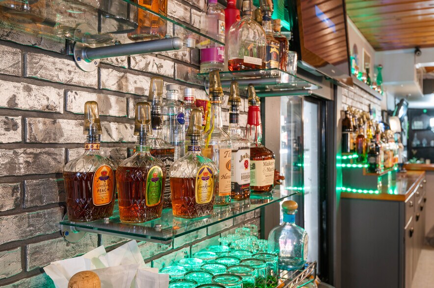 More Photos Of 17001 IN-3, Eaton Bar For Sale