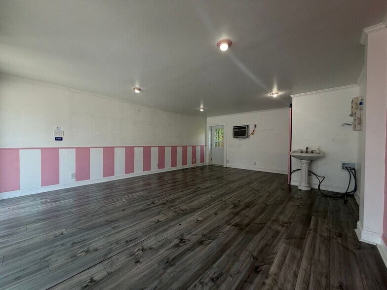 More Photos Of 205-207 Main St, Swansboro Storefront For Lease