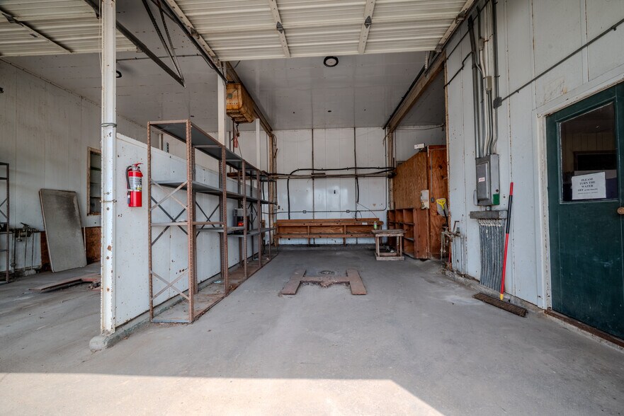 More Photos Of 619 E Jackson St, El Campo Warehouse For Lease