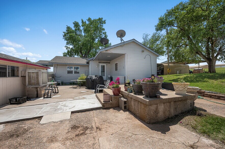 More Photos Of 10277 N 2130 Rd, Foss Convenience Store For Sale