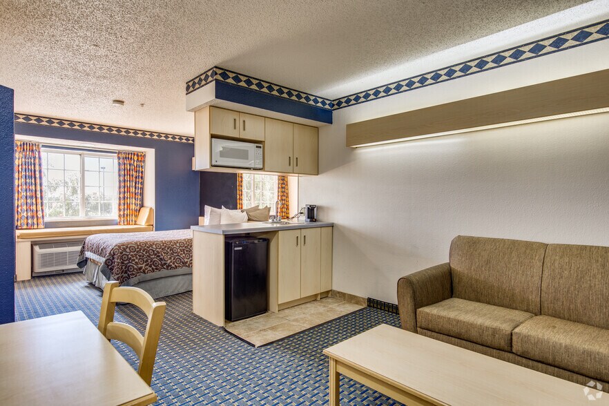 More Photos Of 1420 N Lorraine St, Hutchinson Hotel For Sale