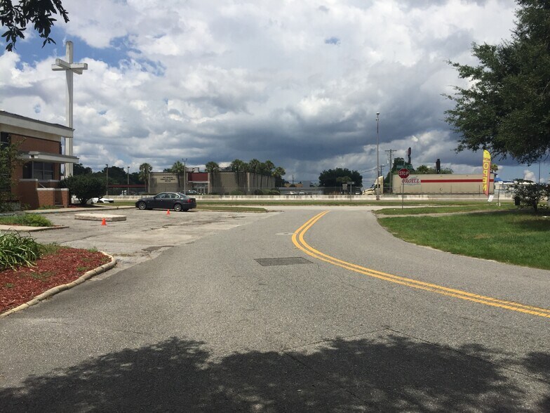 More Photos Of 6612 Arlington Expy, Jacksonville Schools For Lease
