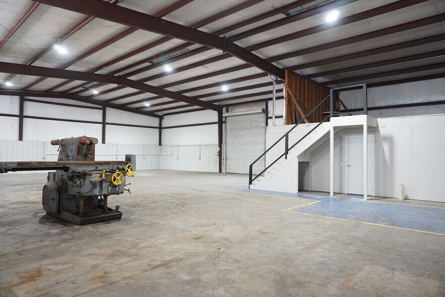 More Photos Of 5603 Northdale St, Houston Warehouse For Lease