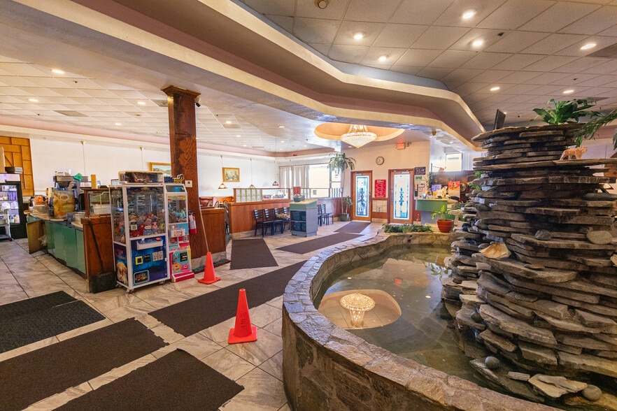 More Photos Of 850 Gray Ave, Yuba City Department Store For Sale