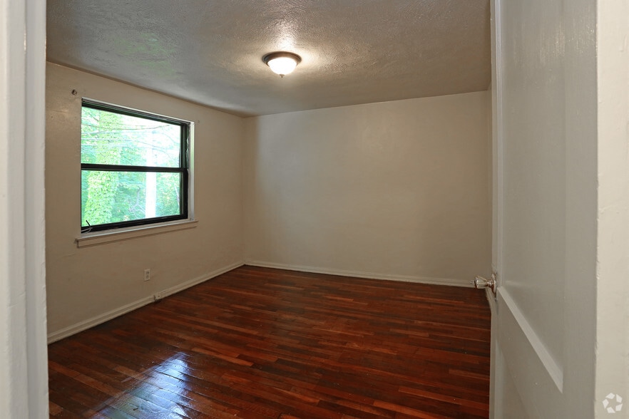 More Photos Of 35 Woodland Dr, Hartford Apartments For Sale