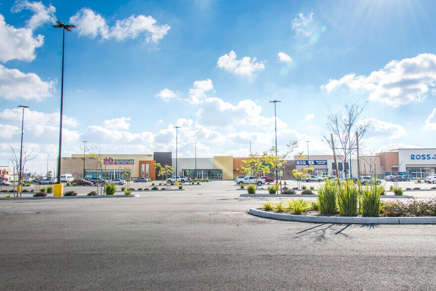 More Photos Of 530 Woollomes Ave, Delano Unknown For Lease