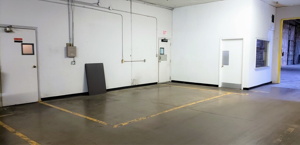 More Photos Of 4233 Janada St, Haltom City Warehouse For Lease