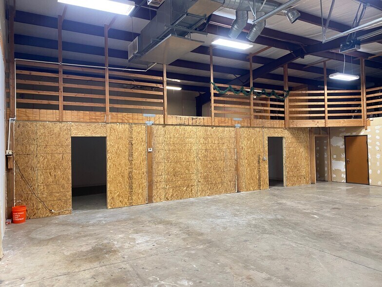More Photos Of 14624 Metro Plaza Blvd, Edmond Warehouse For Lease