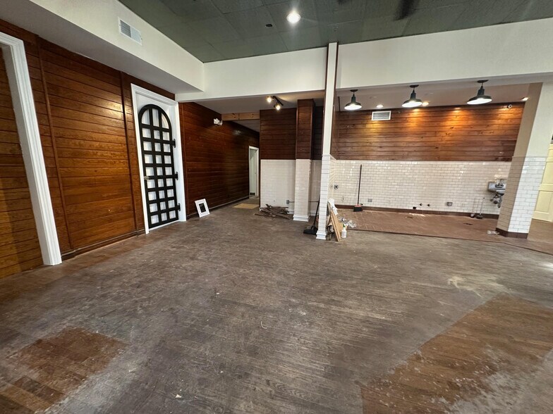 More Photos Of 32 N Market St, Charleston Storefront For Lease