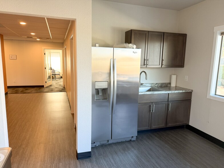 More Photos Of 921 40th Ave SW, Puyallup Medical For Sale