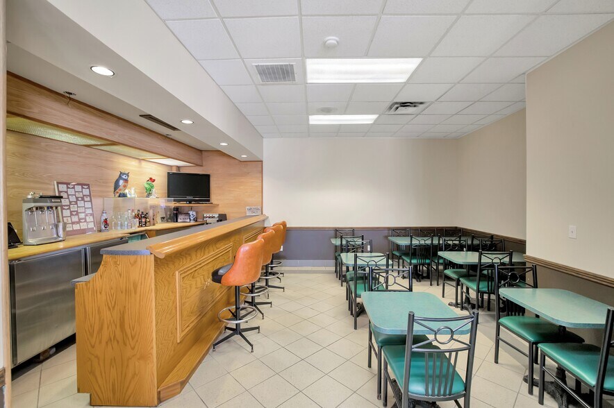 More Photos Of 1727 Division Rd N, Kingsville Restaurant For Sale