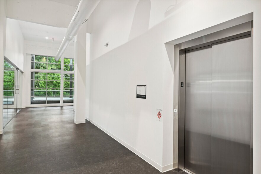 More Photos Of 159 Armour Dr NE, Atlanta Showroom For Lease