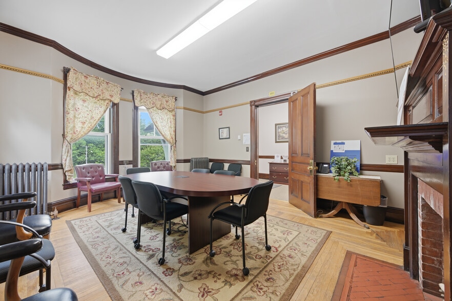 More Photos Of 1 Sylvandale Rd, Lisbon Office For Sale
