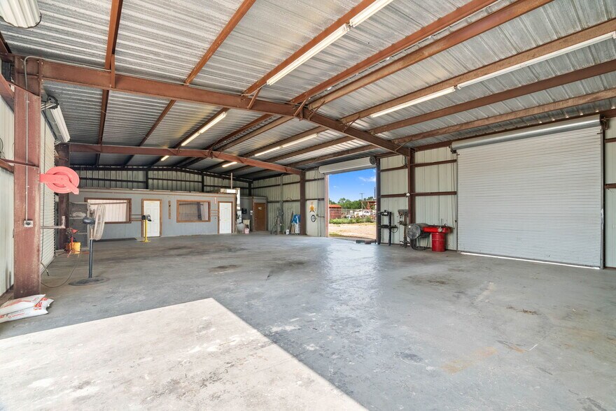 More Photos Of 2404 N US Highway 281, Alice Flex For Lease