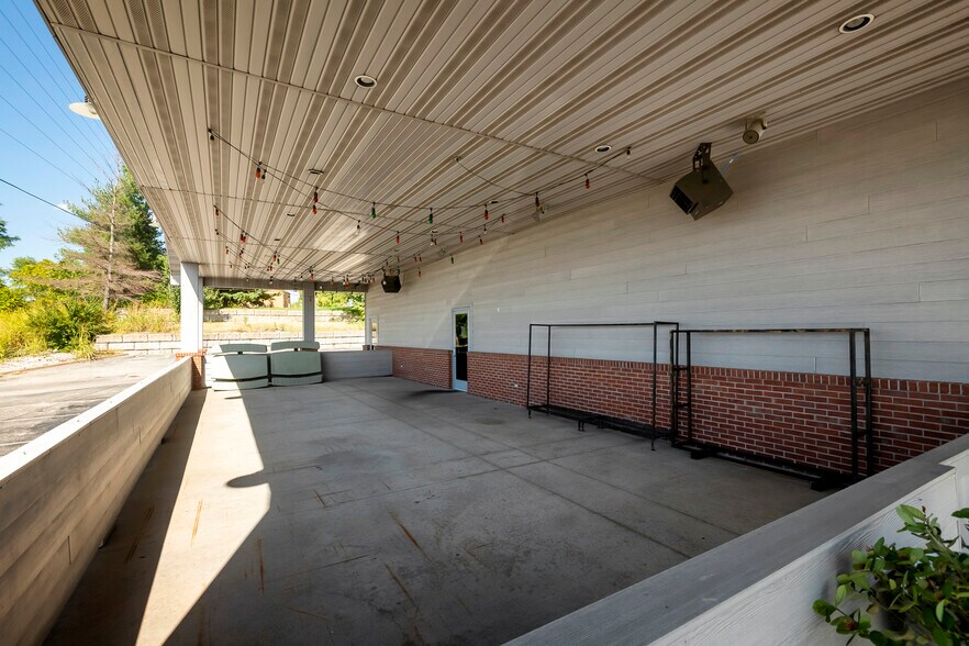 More Photos Of 2700 17th St, Marion General Retail For Sale