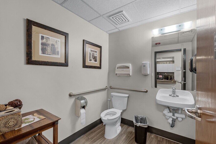 More Photos Of 661 E Altamonte Dr, Altamonte Springs Medical For Sale