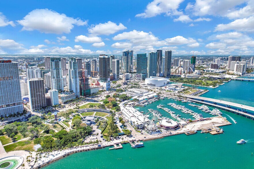 More Photos Of 1 SE 3rd Ave, Miami Office For Lease