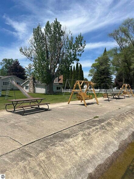 More Photos Of 10360 West Shore Dr, Houghton Lake Hospitality For Sale