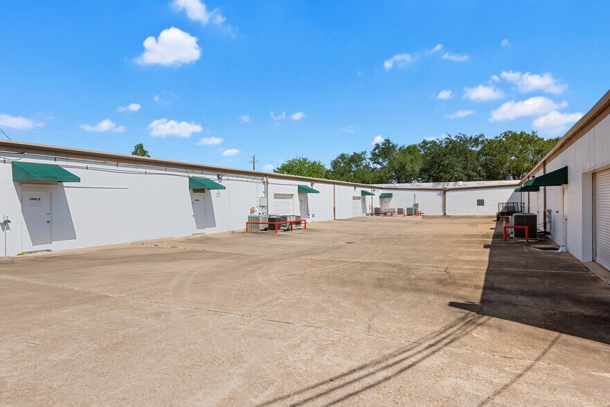 More Photos Of 3945 Greenbriar Dr, Stafford Industrial For Sale