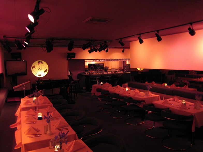 More Photos Of 7066 Santa Monica Blvd, West Hollywood Restaurant For Lease