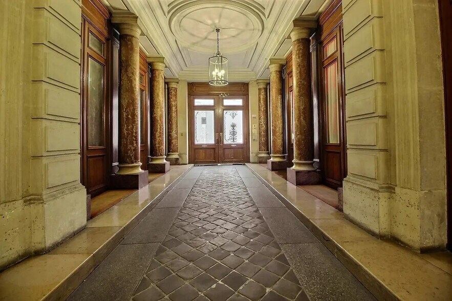 More Photos Of 10 Avenue De L'Opera, Paris Office For Sale